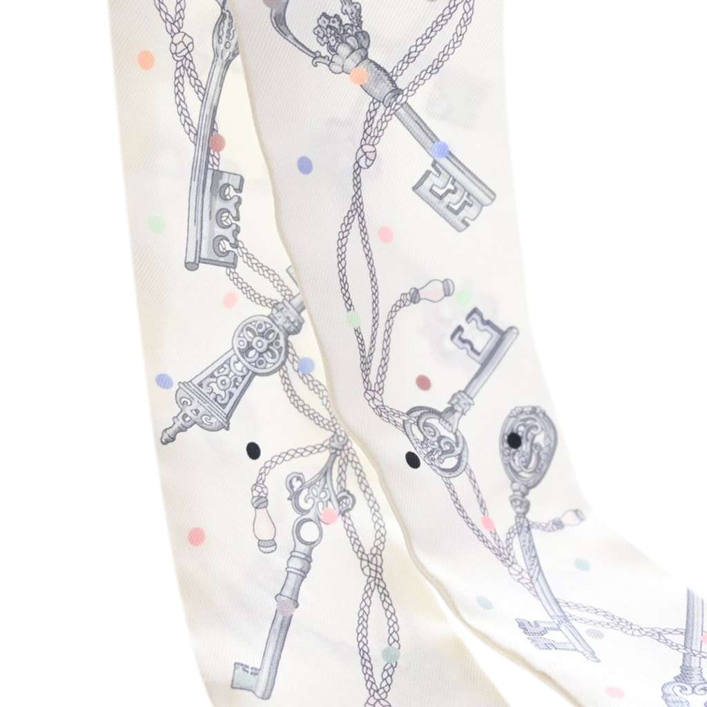Hermès Les Cles a Pois Silk Twilly Scarf White Silk Never worn - Model View