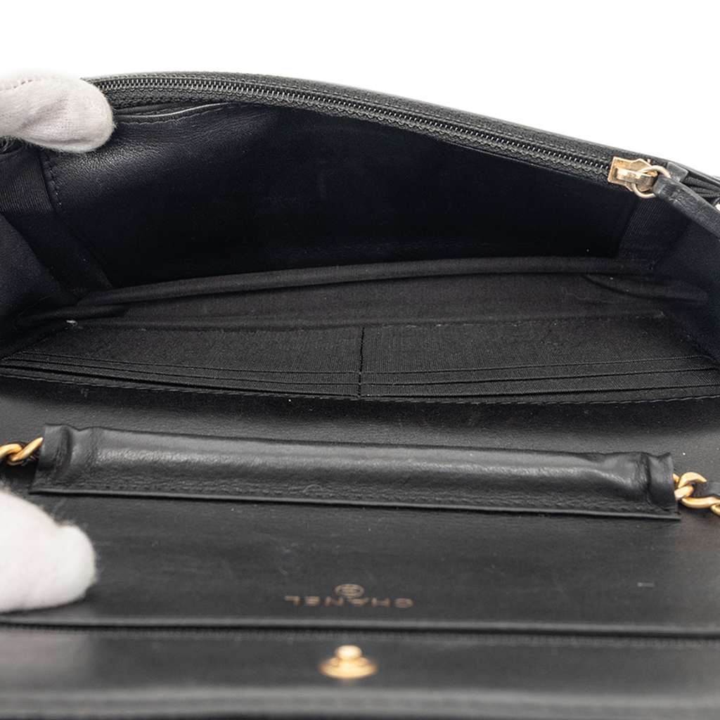 Chanel Quilted Lambskin Boy Wallet On Chain Black Leather Very good condition - Model View