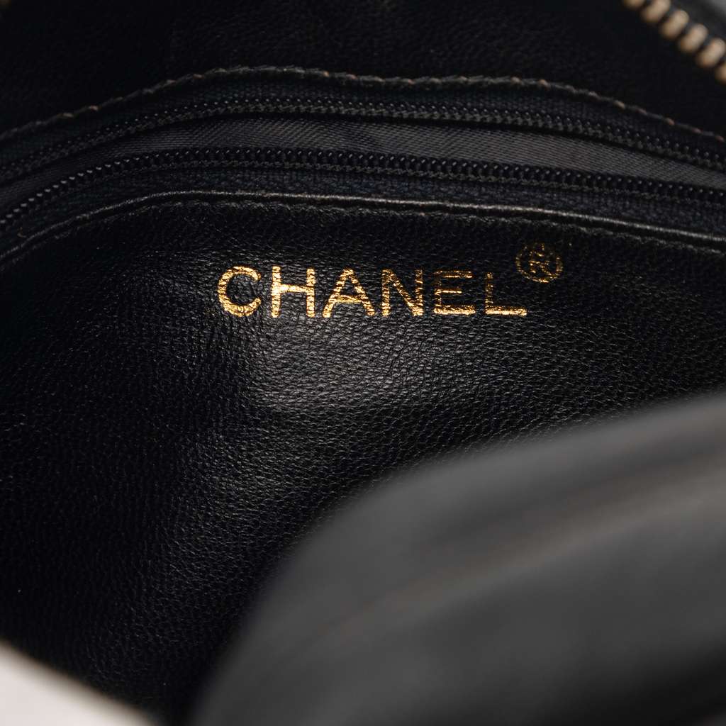 Chanel CC Quilted Lambskin Tassel Camera Bag Black Leather Very good condition - Box View