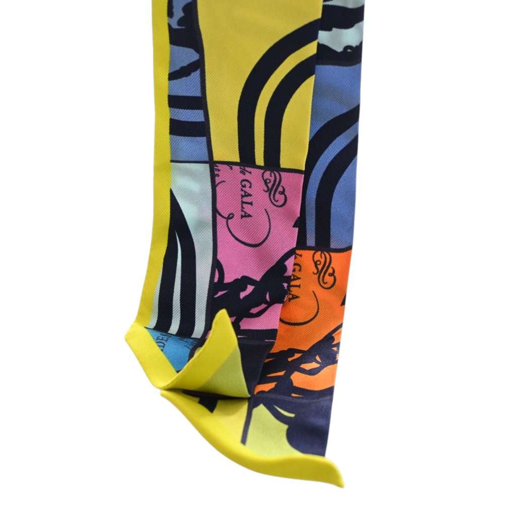 Hermès Soie En Desordre Silk Twilly Yellow Silk Never worn - Model View