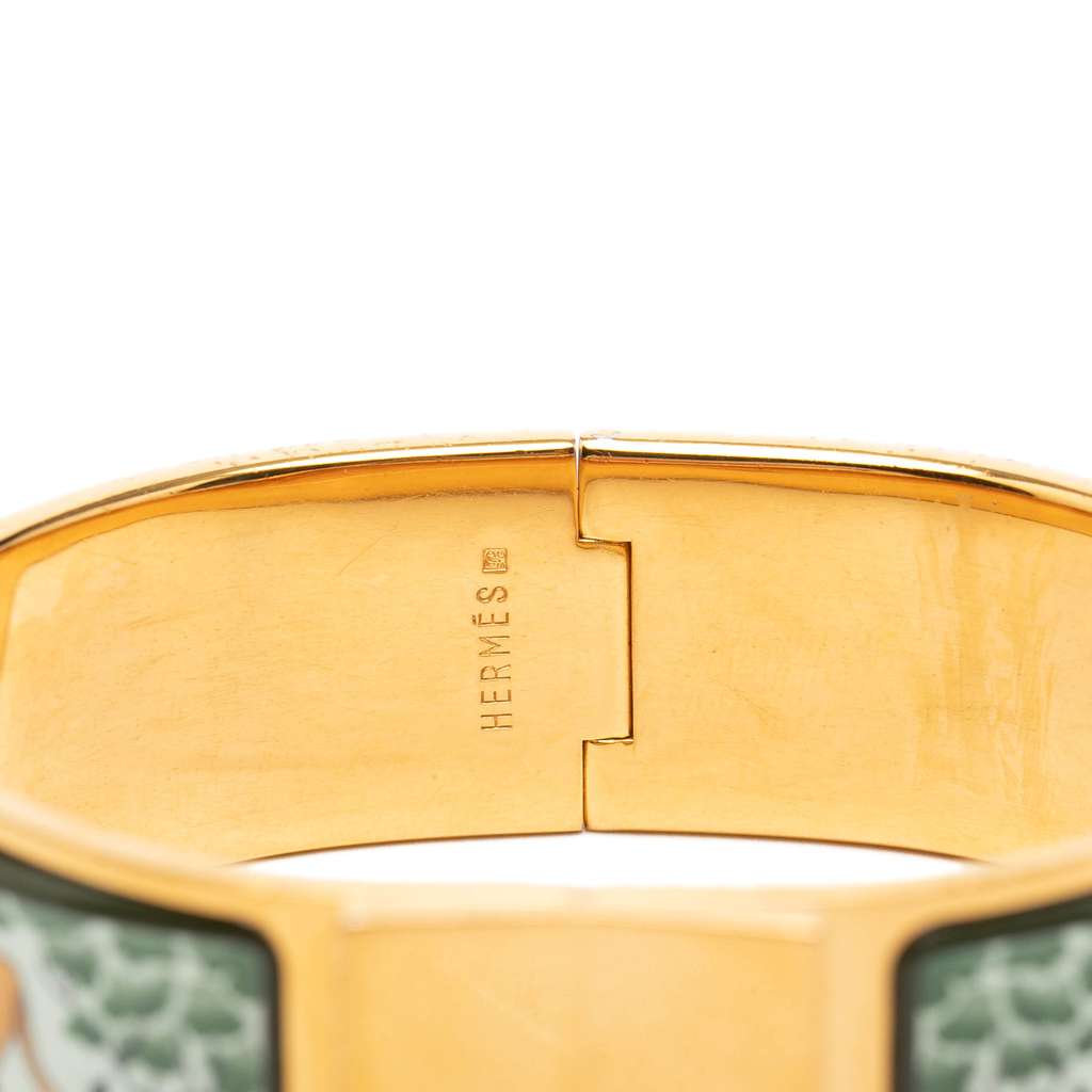 Hermès Wide Enamel Safari Loquet Bracelet PM White Never worn - Model View