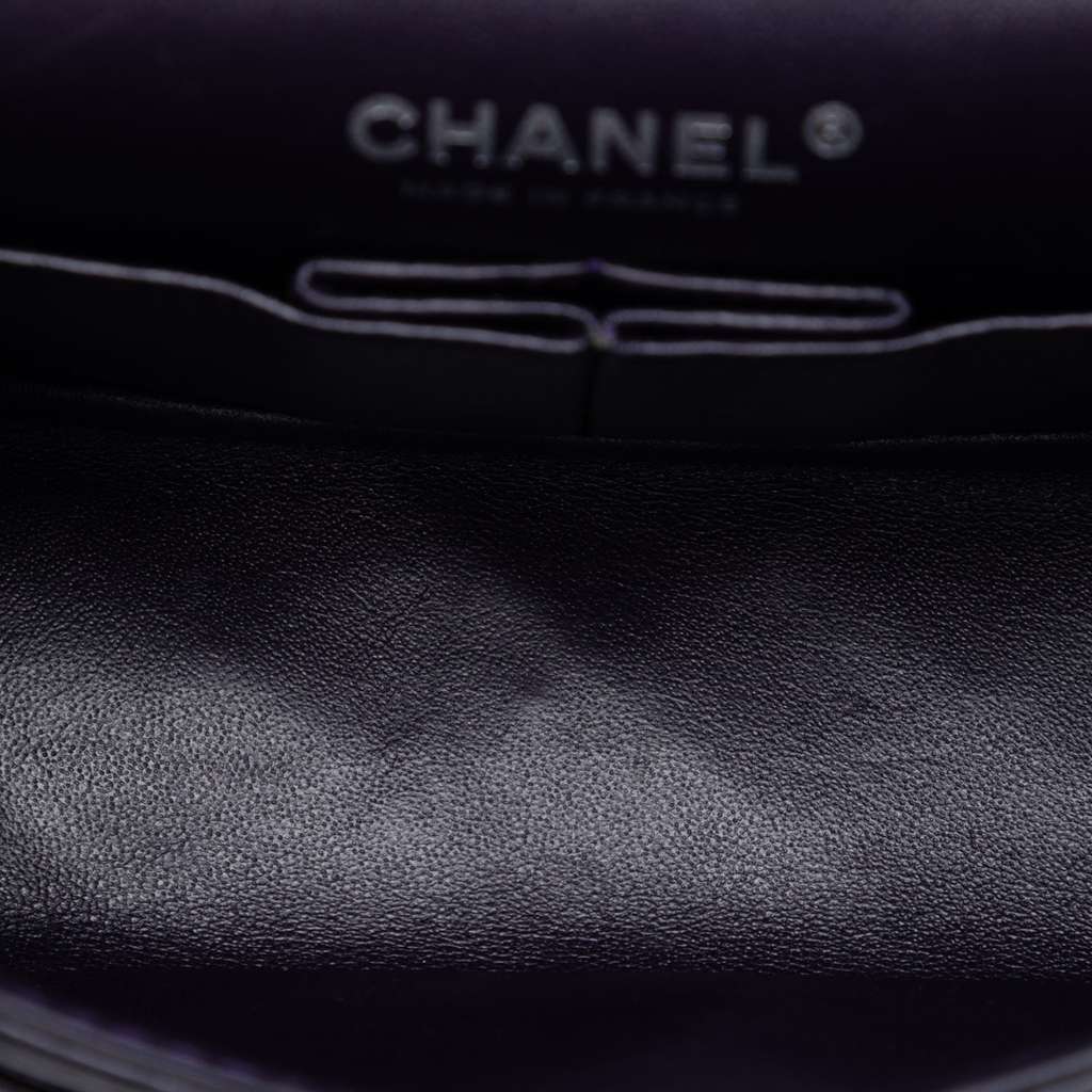Chanel Quilted Aged Calfskin Reissue 2.55 Double Flap 224 Purple Leather Never worn - Model View