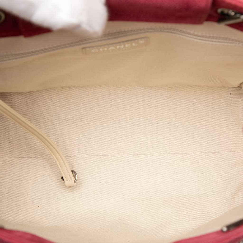 Chanel Quilted Caviar Reissue 2.55 Tote Red Leather Never worn - Model View