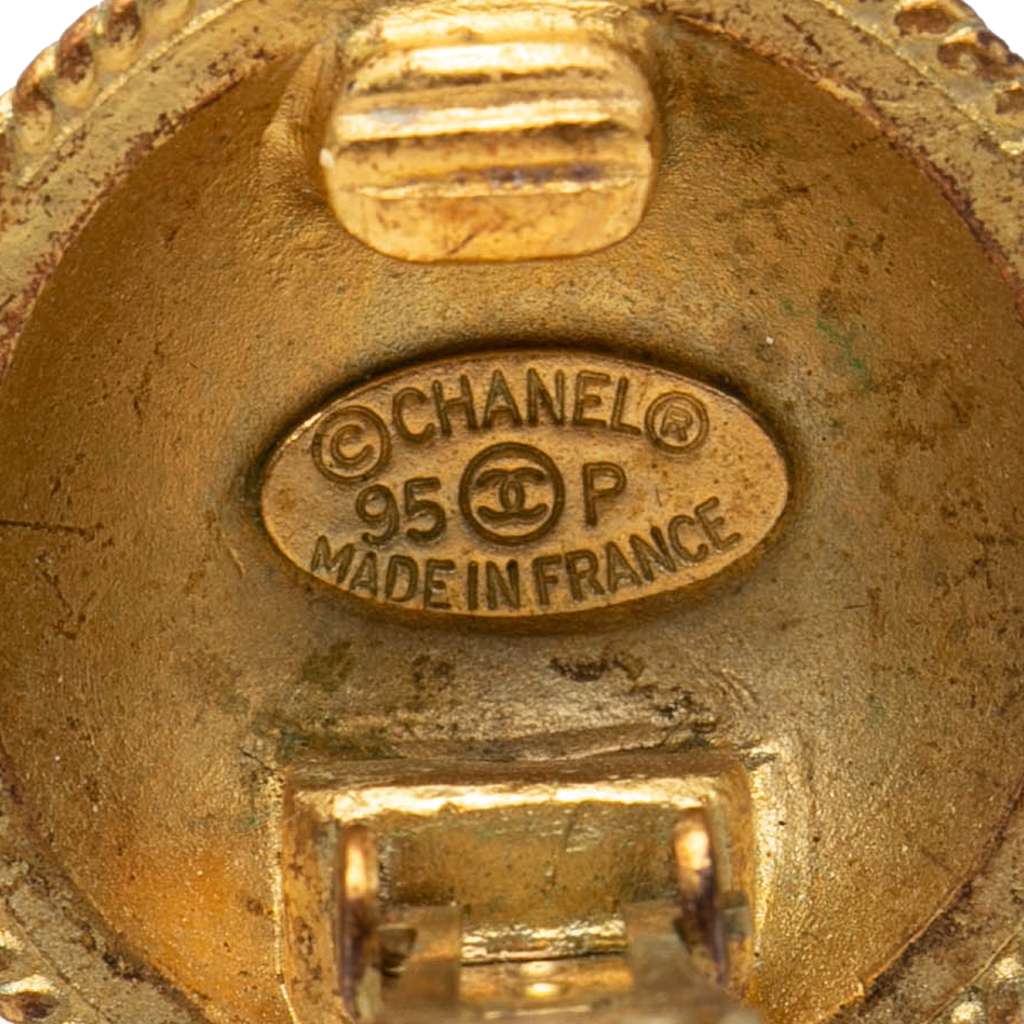 Chanel CC Gold Plated Round Clip On Earrings Gold Metal Very good condition - Inside View