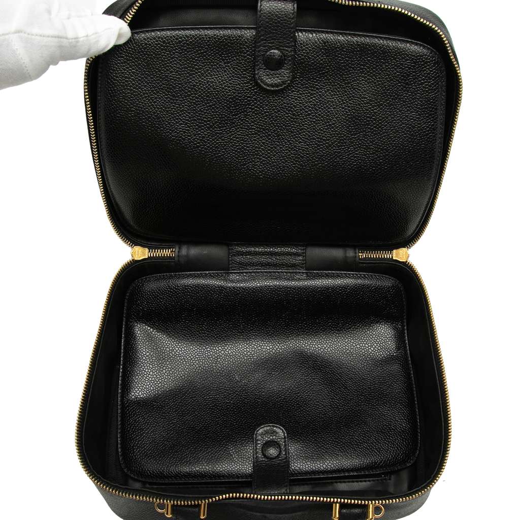 Chanel CC Caviar Vanity Case Black Leather Never worn - Model View