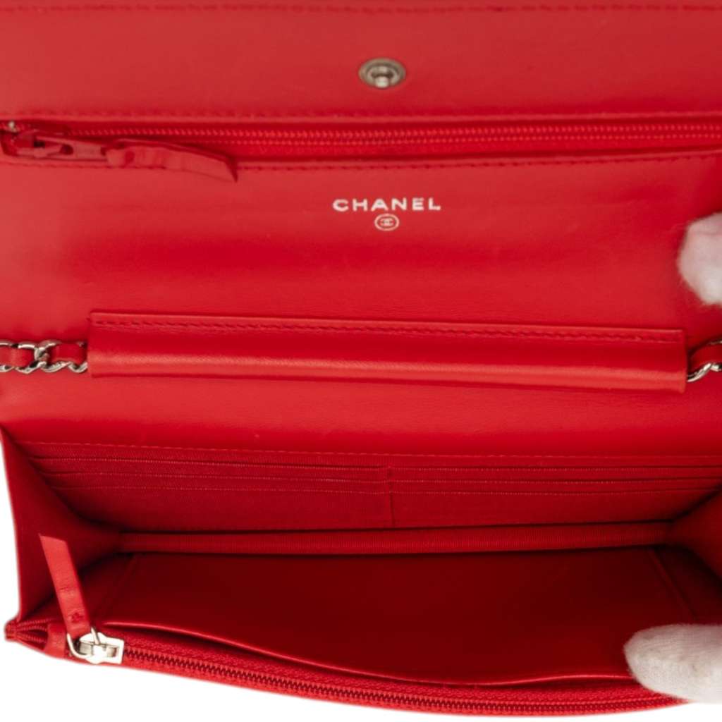 Chanel CC Quilted Lambskin Wallet on Chain Red Leather Very good condition - Model View