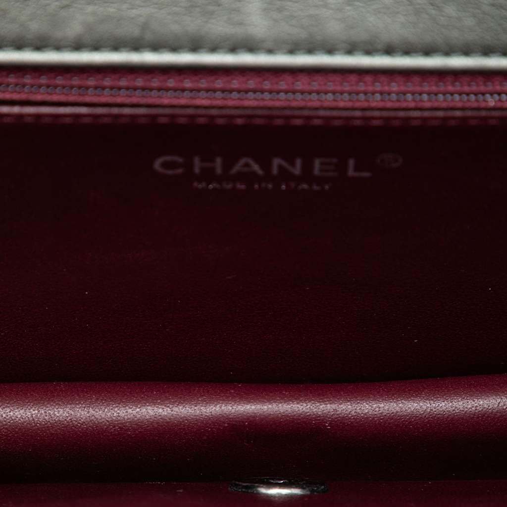 Chanel Medium Embossed Calfskin Propeller Flap Grey Leather Very good condition - Model View