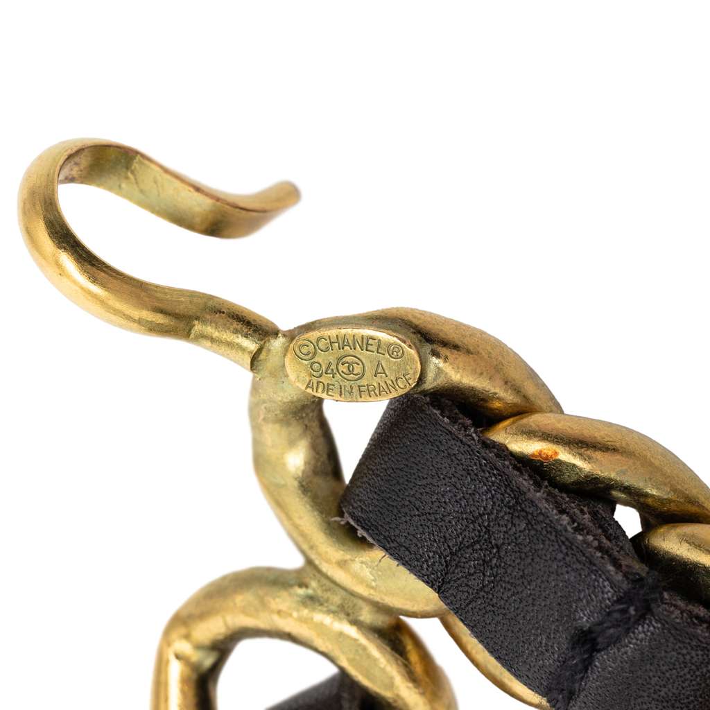 Chanel Gold Plated CC Leather Woven Medallion Chain Belt Gold Metal Very good condition - Model View