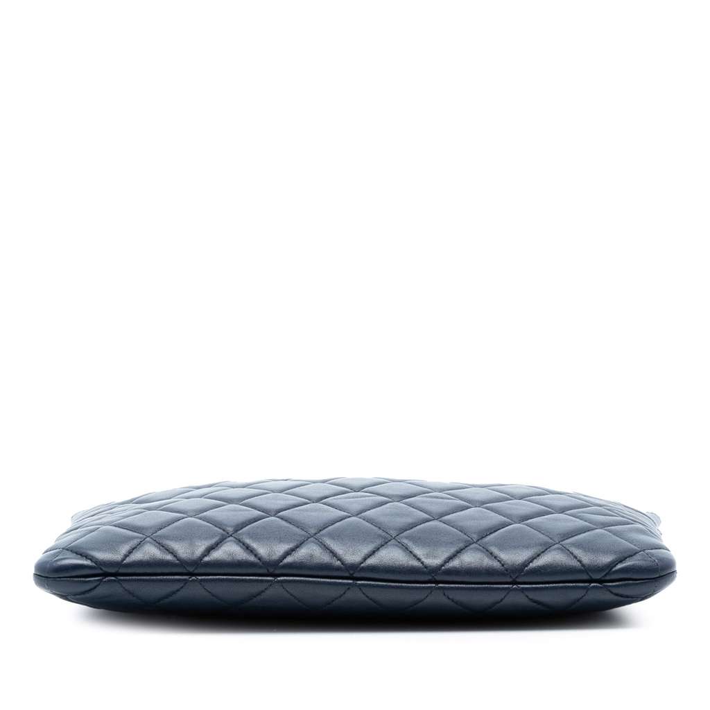 Chanel Medium Quilted Lambskin O Case Clutch Blue Leather Very good condition - Inside View