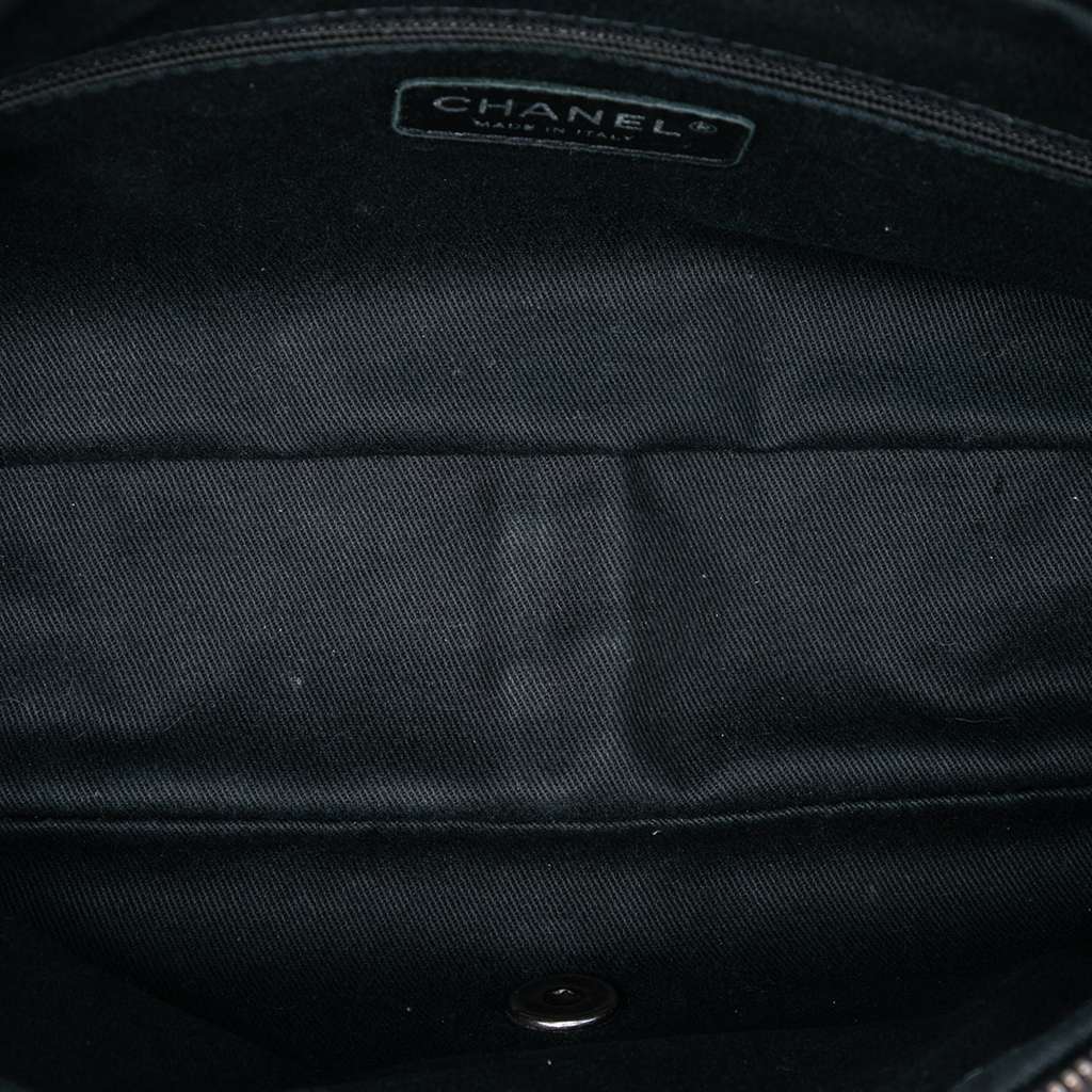 Chanel Jumbo Quilted Iridescent Caviar Easy Flap Grey Leather Very good condition - Model View