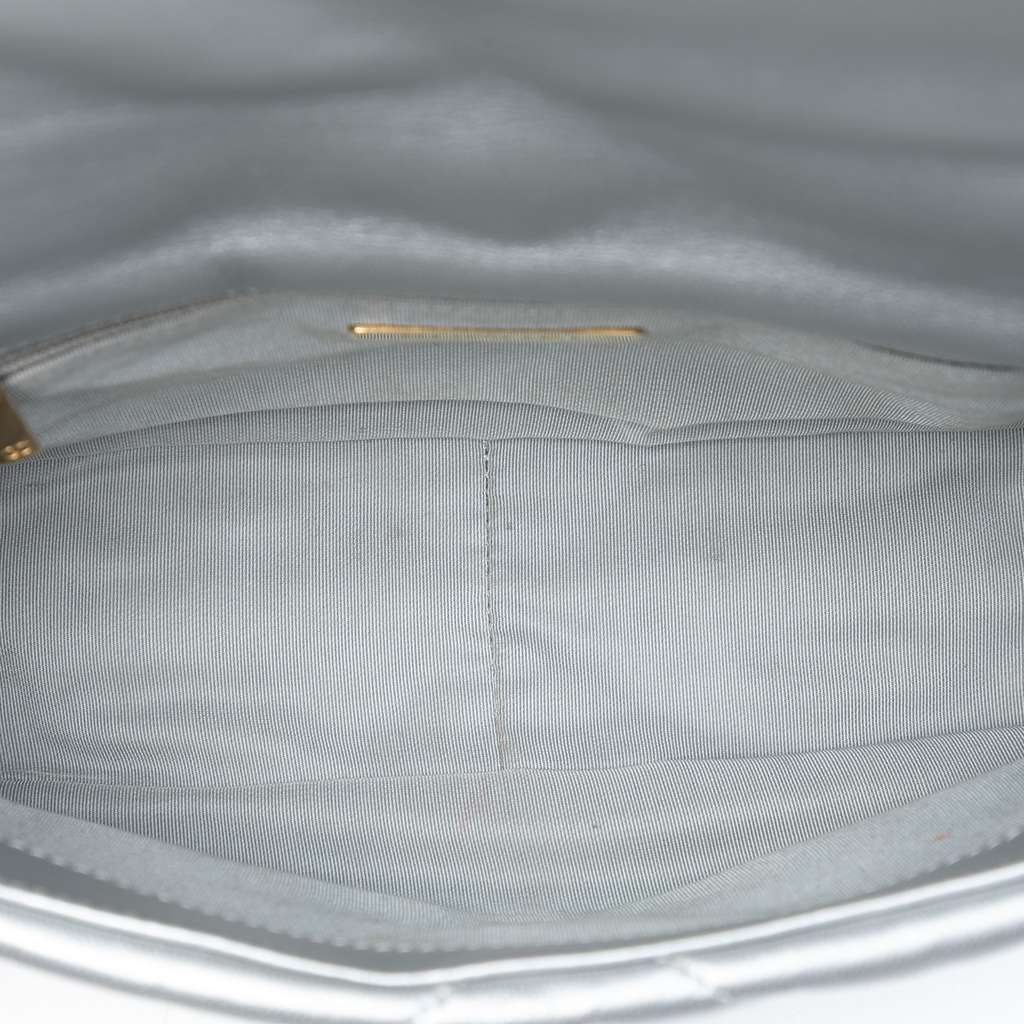 Chanel Medium Metallic Lambskin 19 Flap Silver Leather Very good condition - Model View