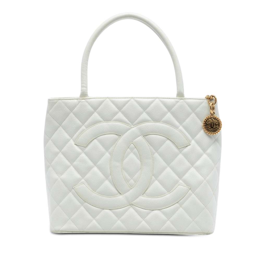 Chanel حقيبة تسوق مزينة بميدالية الكافيار