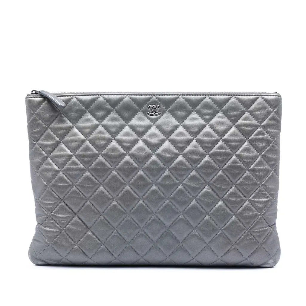 Chanel Large Quilted Metallic Lambskin O Case Clutch Silver Leather Very good - Front View