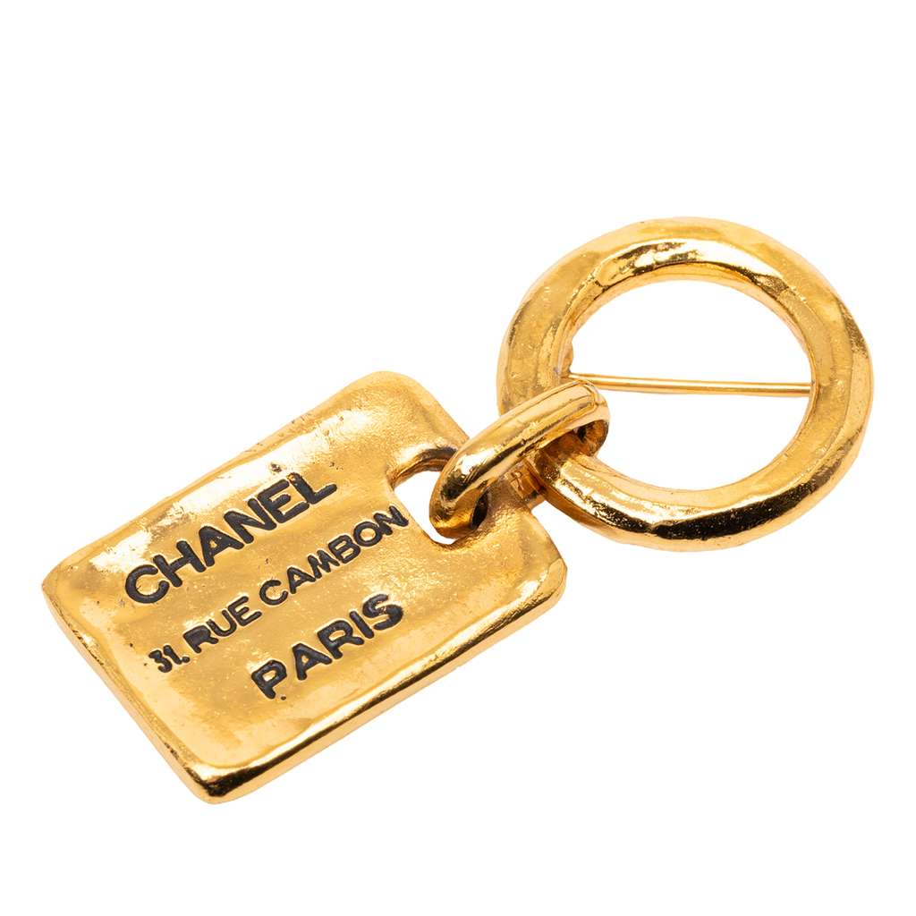 Chanel بروش مطلي بالذهب CC من تصميم Rue Cambon Tag