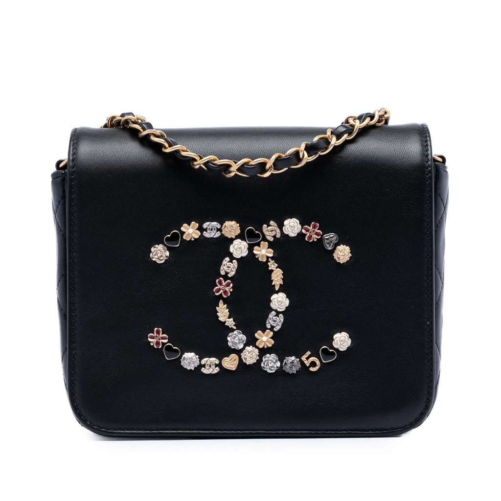Chanel حقيبة كروسبودي من جلد الخروف مزينة بتعليقات الحظ