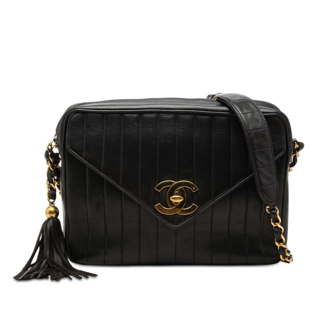 Chanel حقيبة كاميرا CC مبطنة عمودياً من جلد الخروف مع غطاء مزين بشرابة
