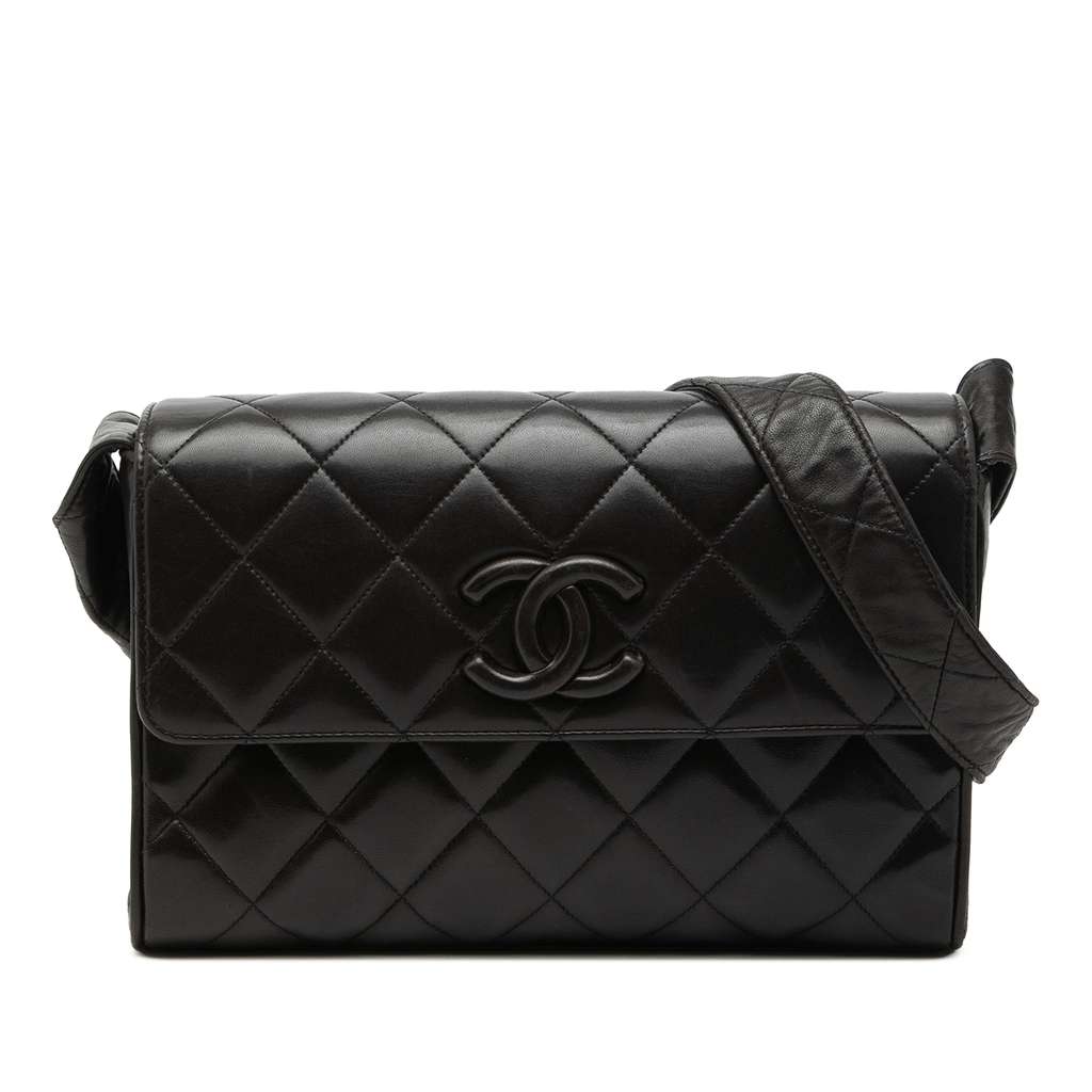 Chanel حقيبة كروسبودي من جلد الخروف المبطن بغطاء قلاب
