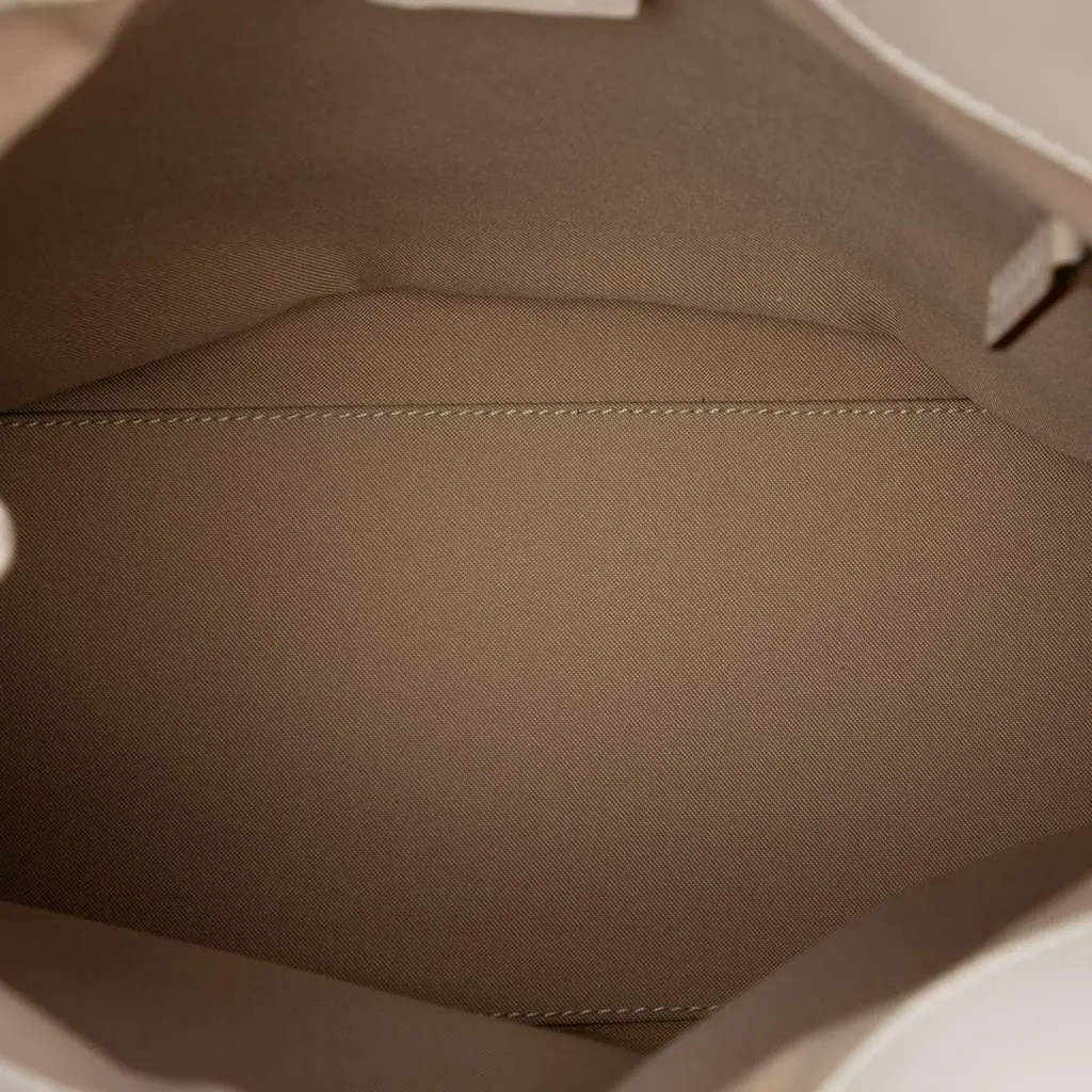 Gucci GG Canvas Tote Beige Canvas Very good - Model View