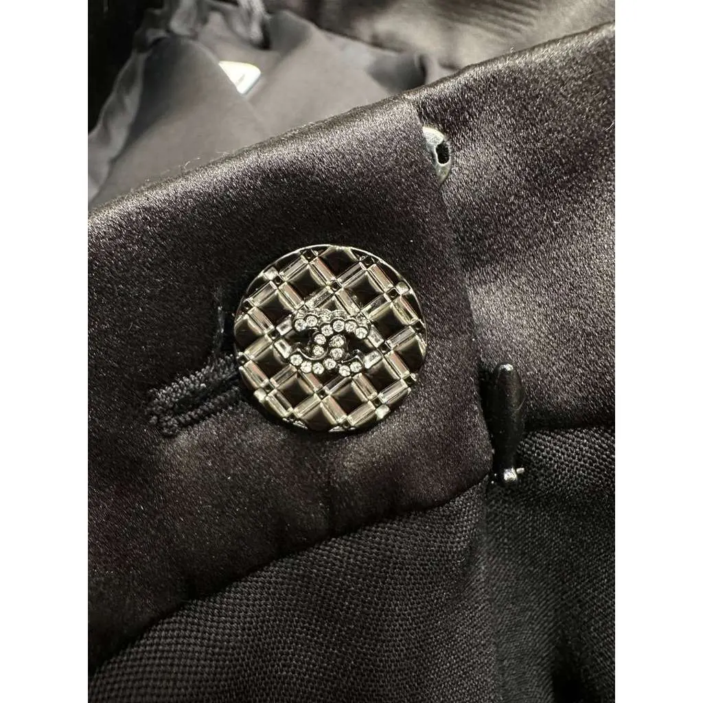 Chanel Pants Trousers Black Wool Never worn, with tag - Model View