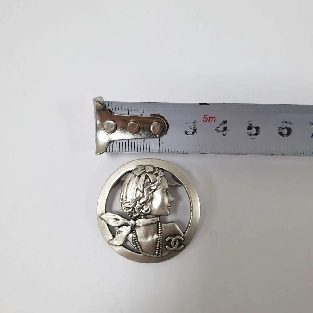 Chanel Mademoiselle Brooch Silver Very good - Box View