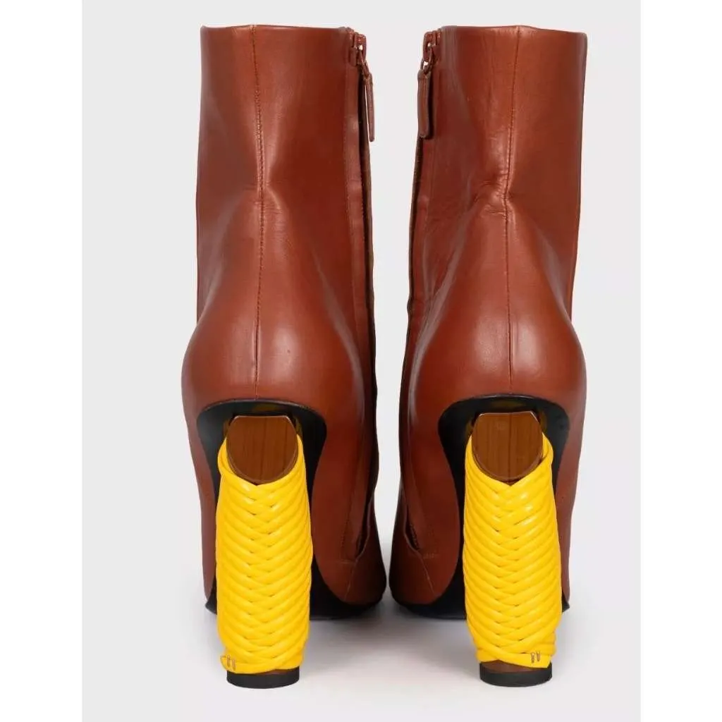 Balenciaga Pointed Toe Ankle Boots Brown Leather Very good - Model View