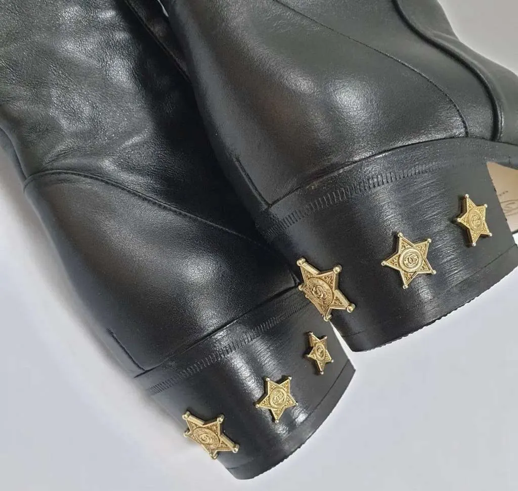 Chanel Paris Dallas Cap Toe Thigh Black Leather Very good - Model View