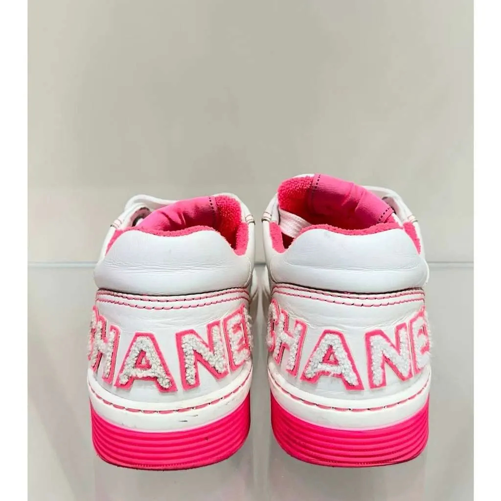 Chanel Calfskin Low Top CC Logo White Leather Very good - Model View