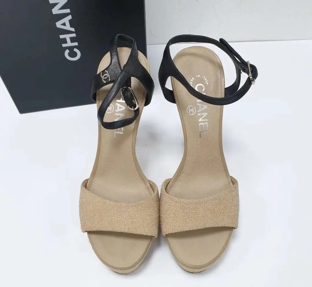 Chanel 2012 SAND HEEL SANDALS Beige Leather Very good - Model View