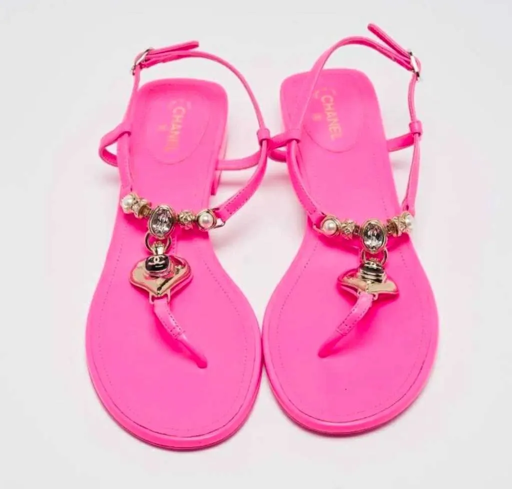 Chanel 2024 Hot Thong Sandals Pink Leather Very good - Model View