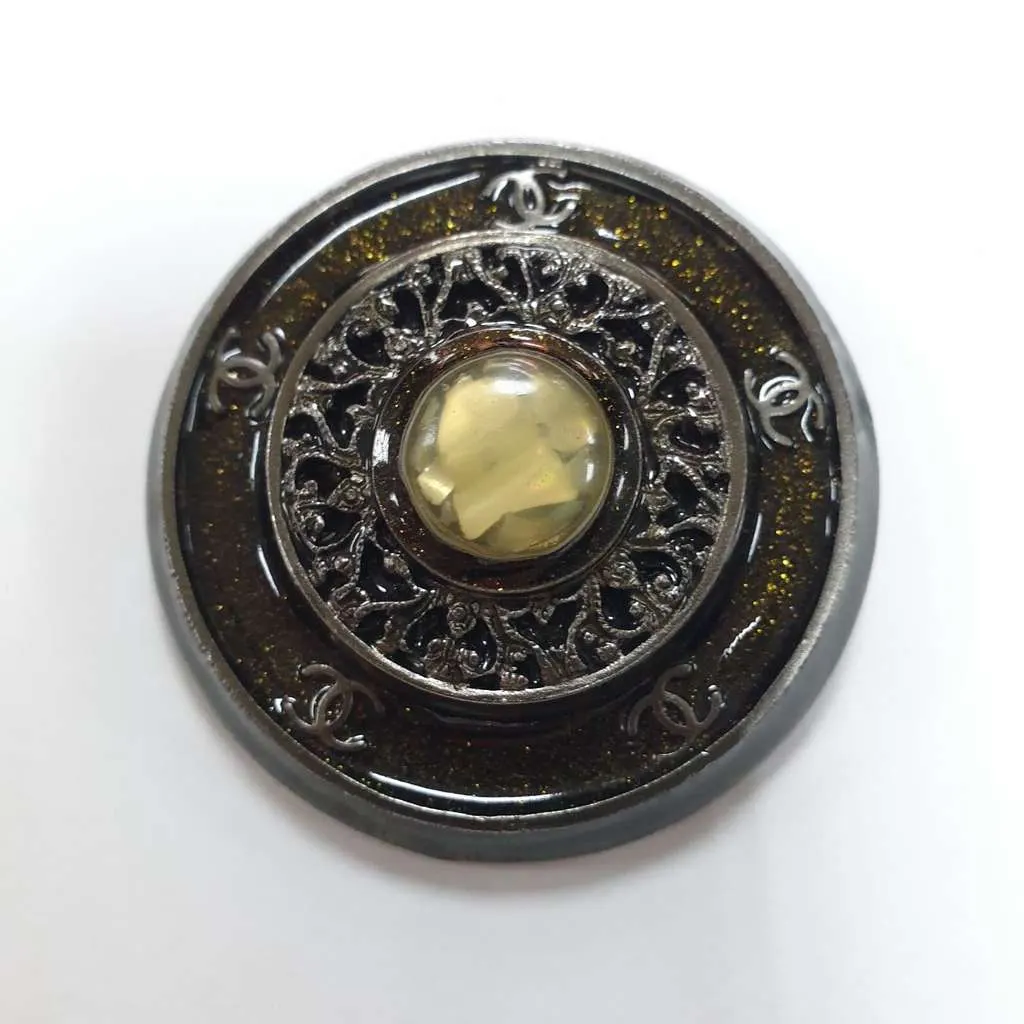 Chanel 11A round brooch Black Very good - Model View