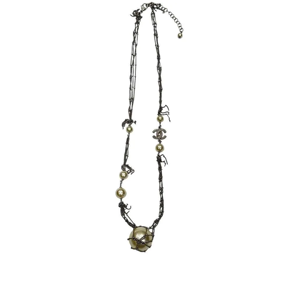 Chanel 2014 Pendant Necklace White Very good - Model View