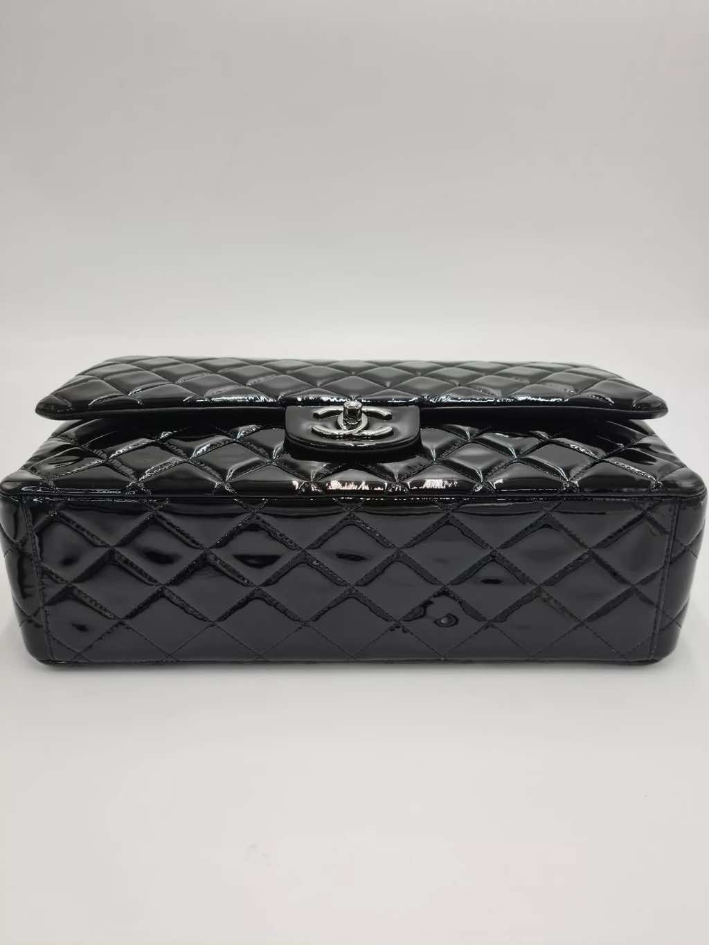Chanel Classic Maxi Quilted Flap - Detail 1