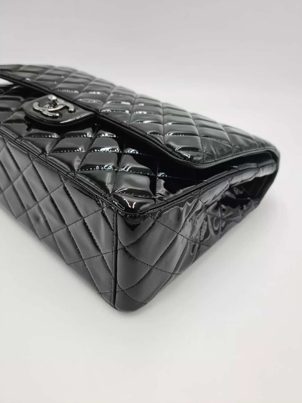 Chanel Classic Maxi Quilted Flap - Detail 2