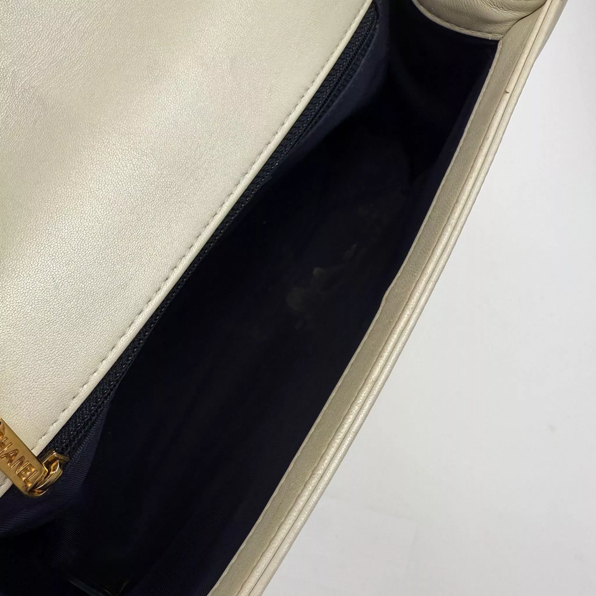 Chanel White Cube Boy Bag - Detail 2