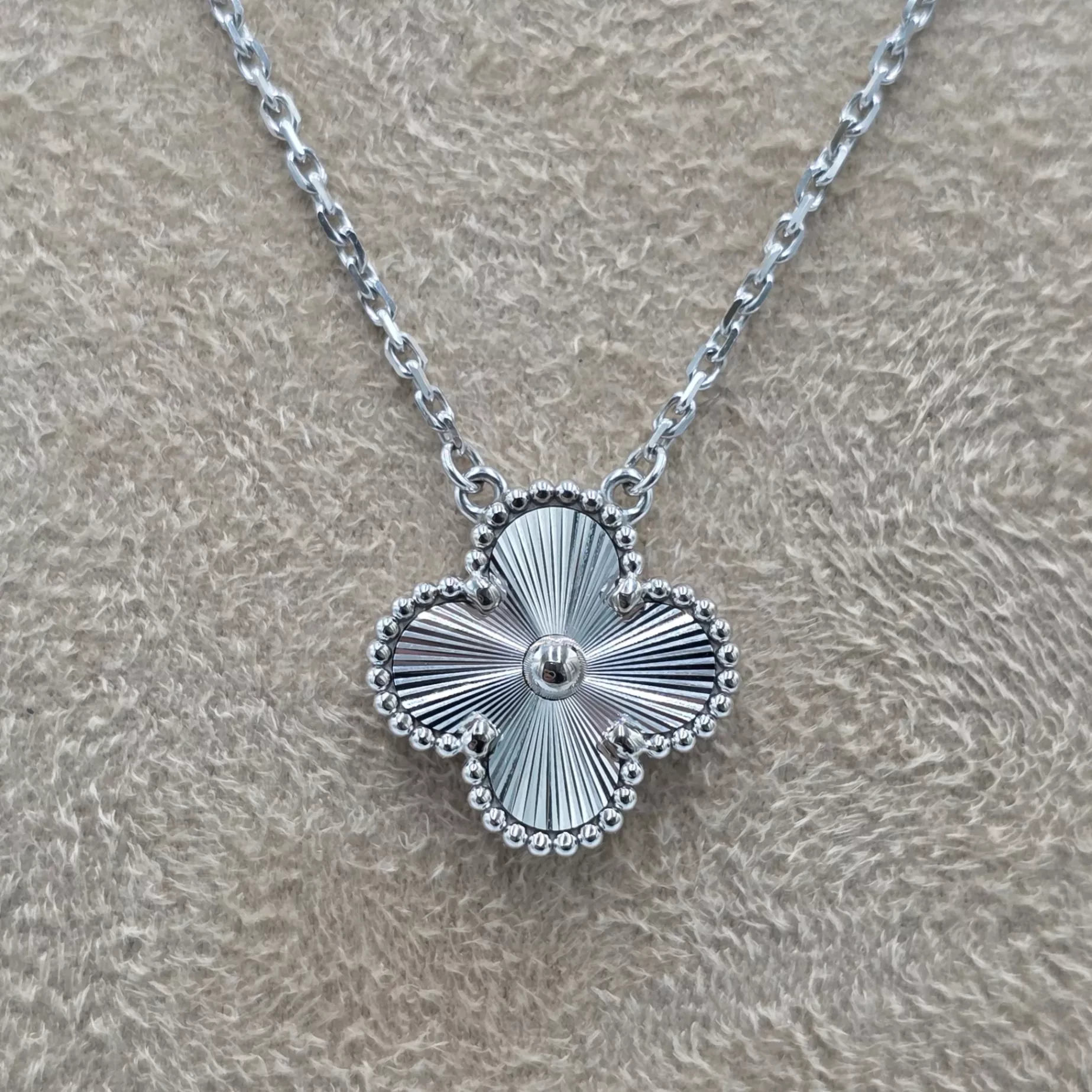 Van Cleef & Arpels Vintage Alhambra Pendant - Detail 1