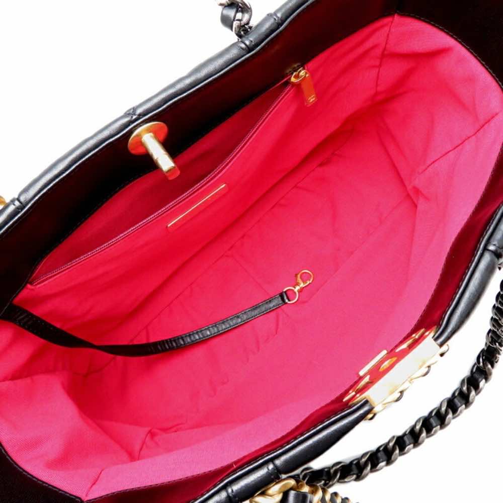 Chanel Chanel 19 - Side view