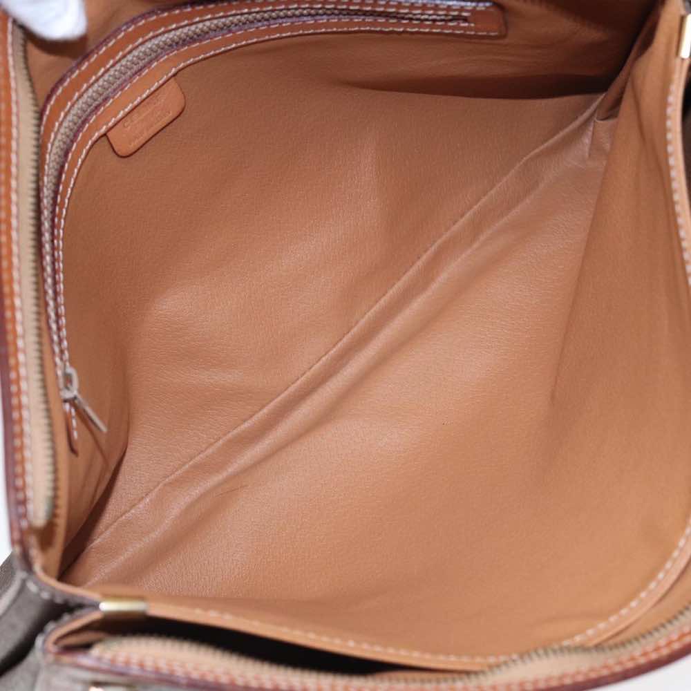 Céline Macadam - Side view