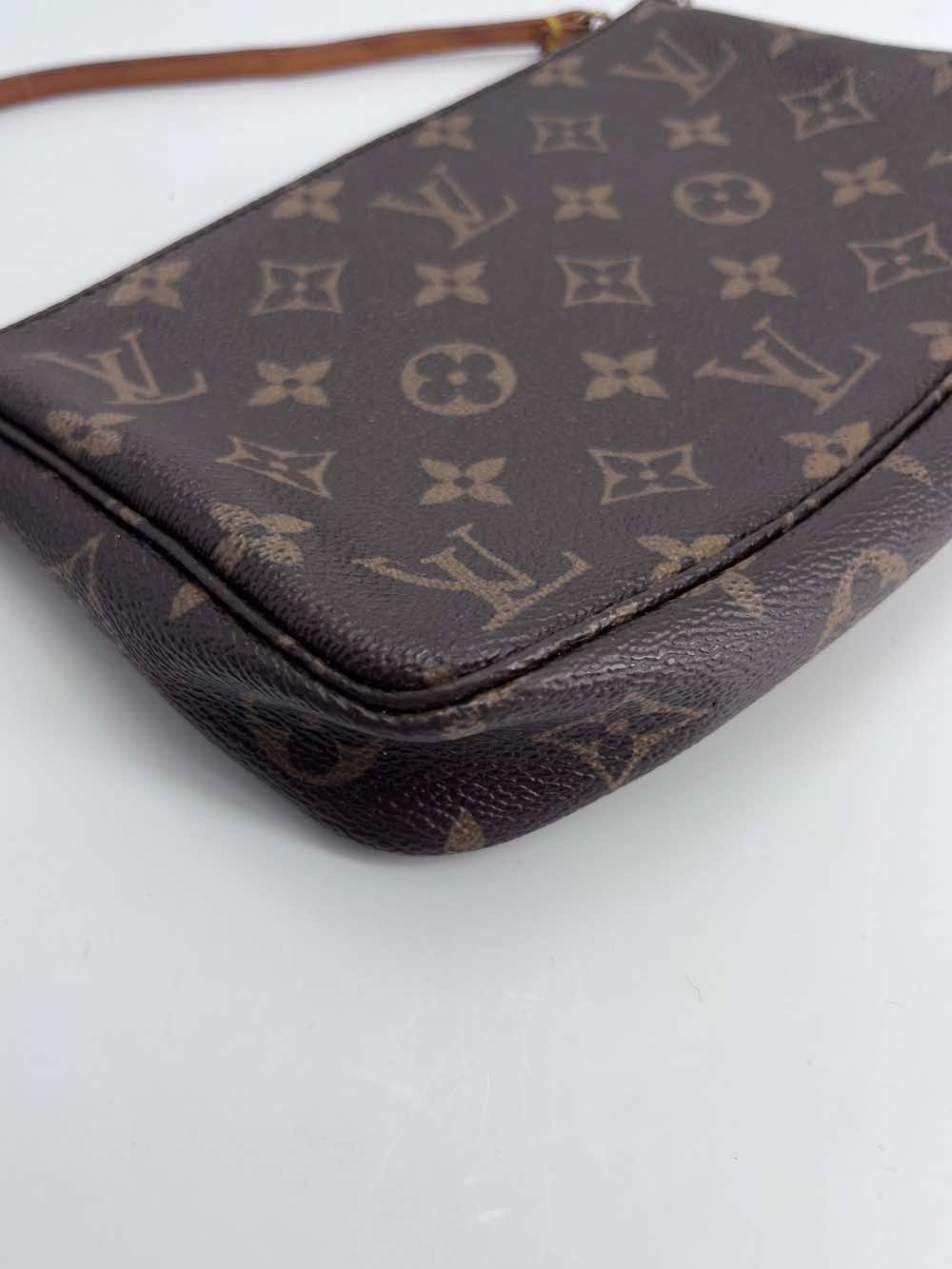 Louis Vuitton Pochette Accessoire - Side view