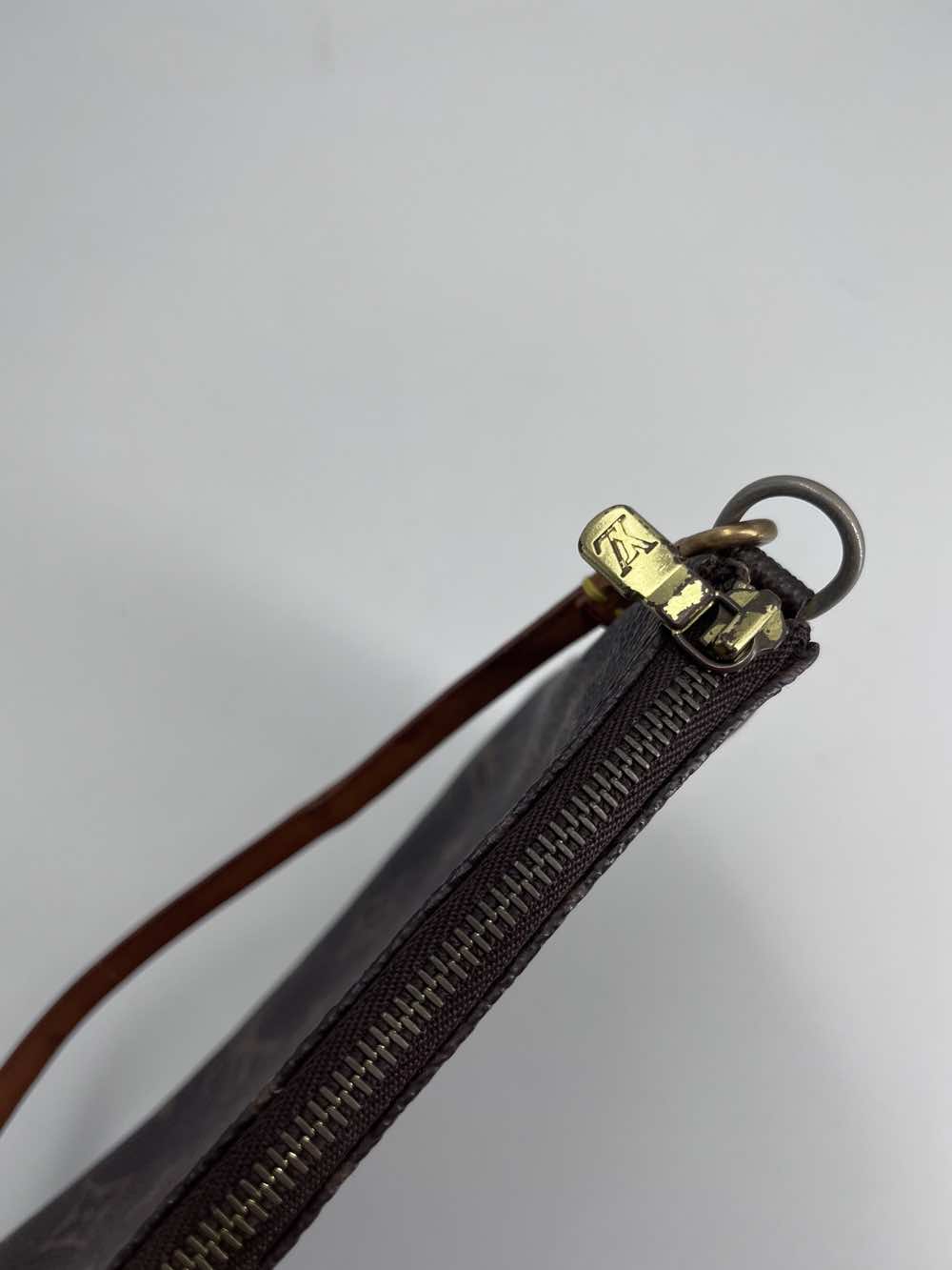 Louis Vuitton Pochette Accessoire - Detail 1