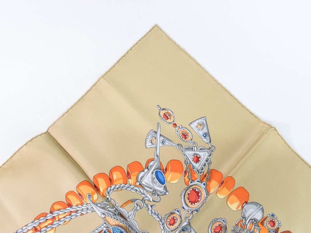 Hermès Carré 90 - Side view