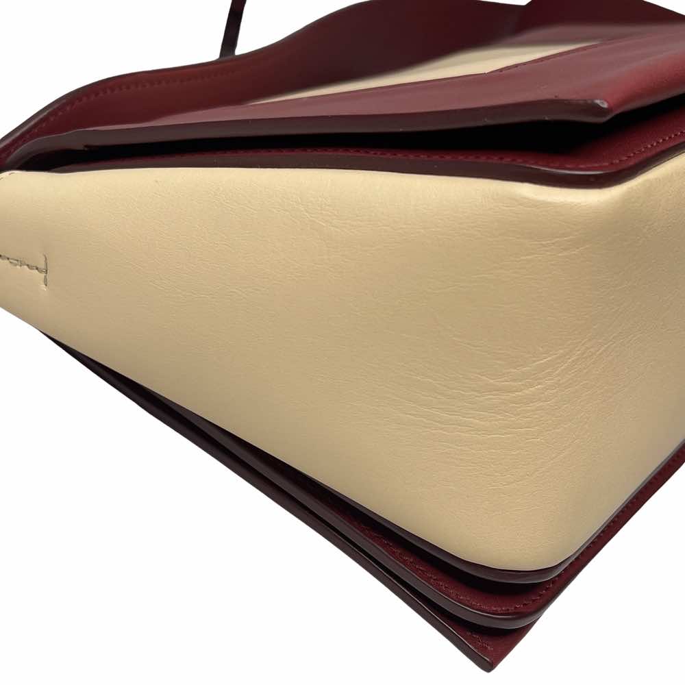 Céline Frame - Side view