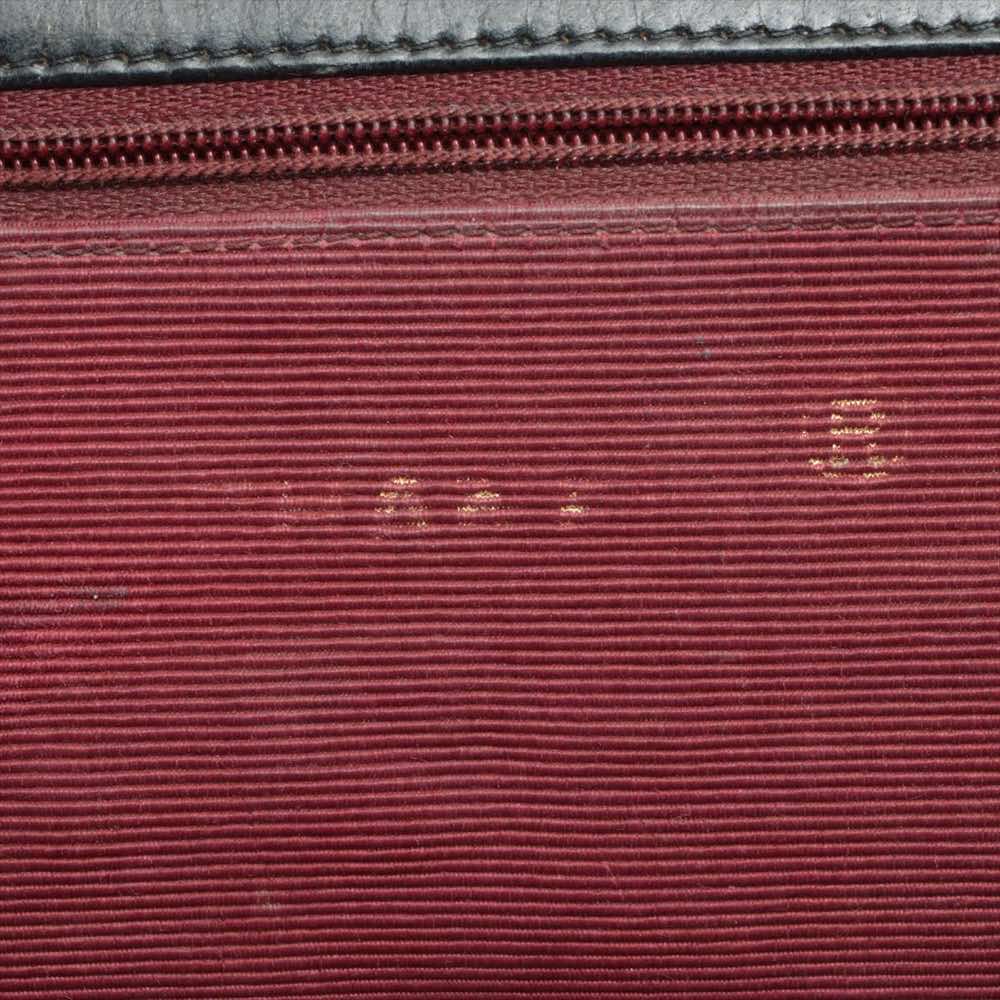 Chanel V-Stich - Side view