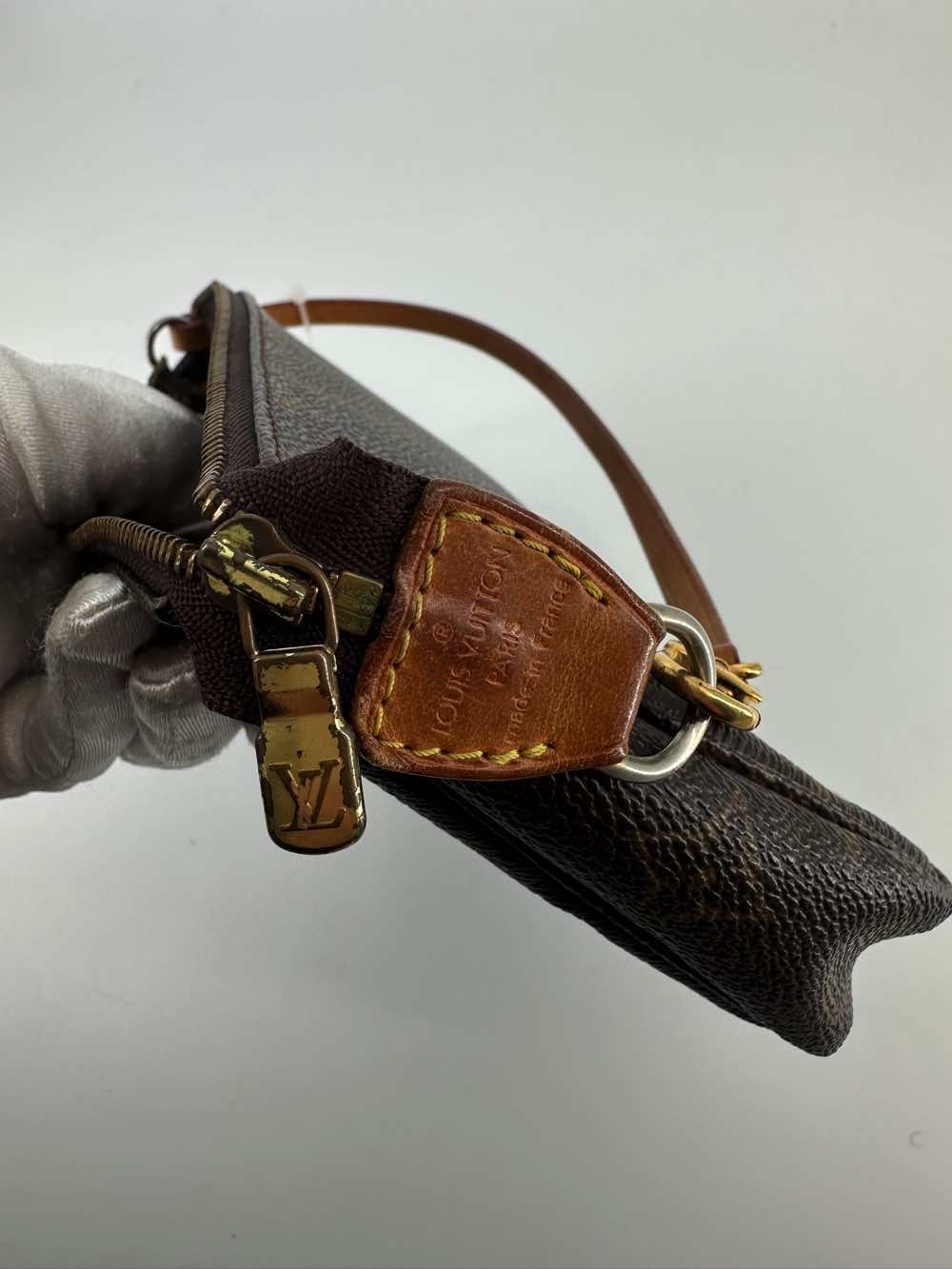 Louis Vuitton Pochette Accessoire - Detail 1