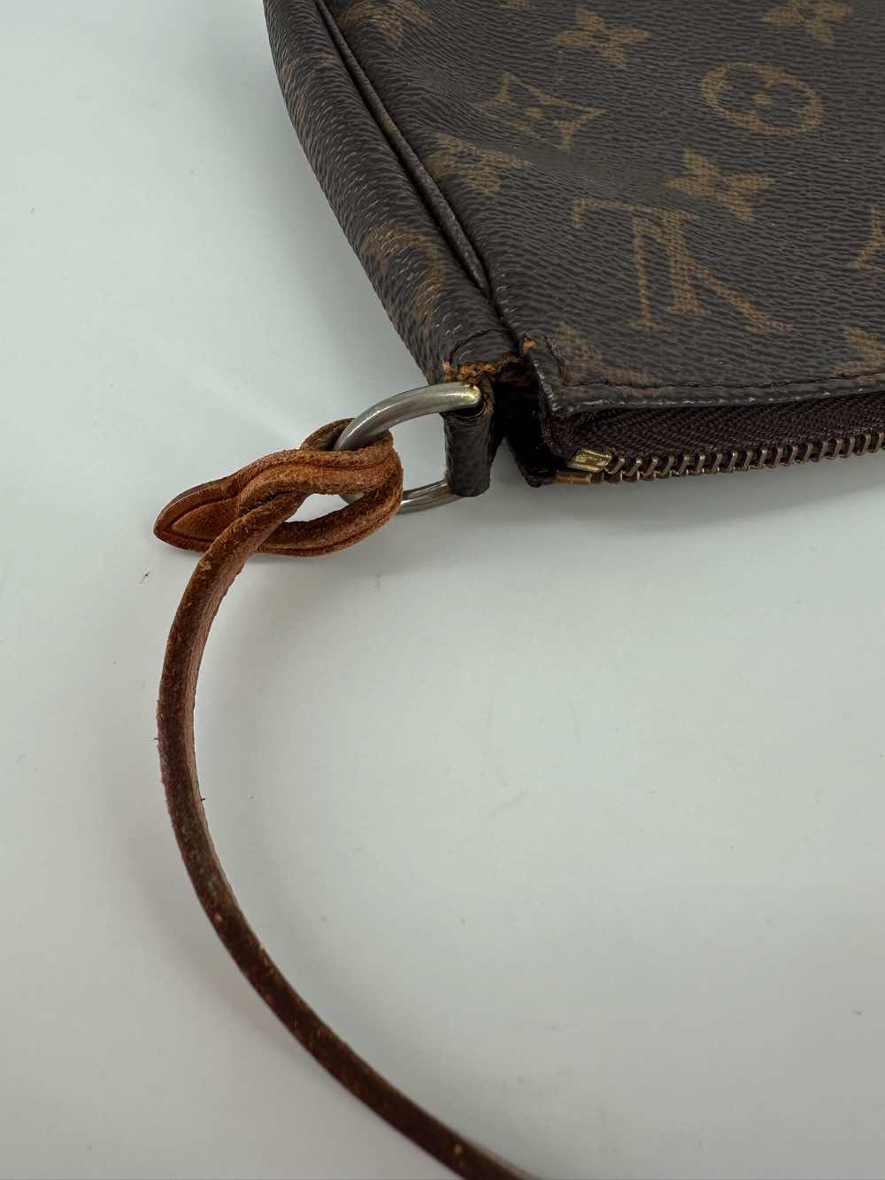 Louis Vuitton Pochette Accessoire - Side view