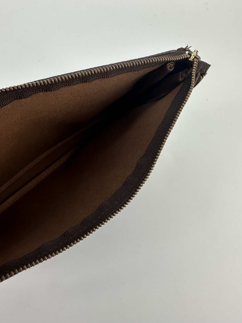 Louis Vuitton Pochette Accessoire - Detail 2