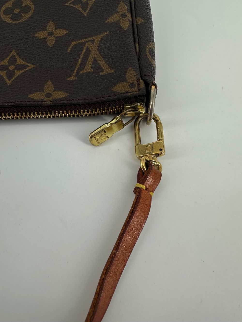 Louis Vuitton Pochette Accessoire - Detail 1