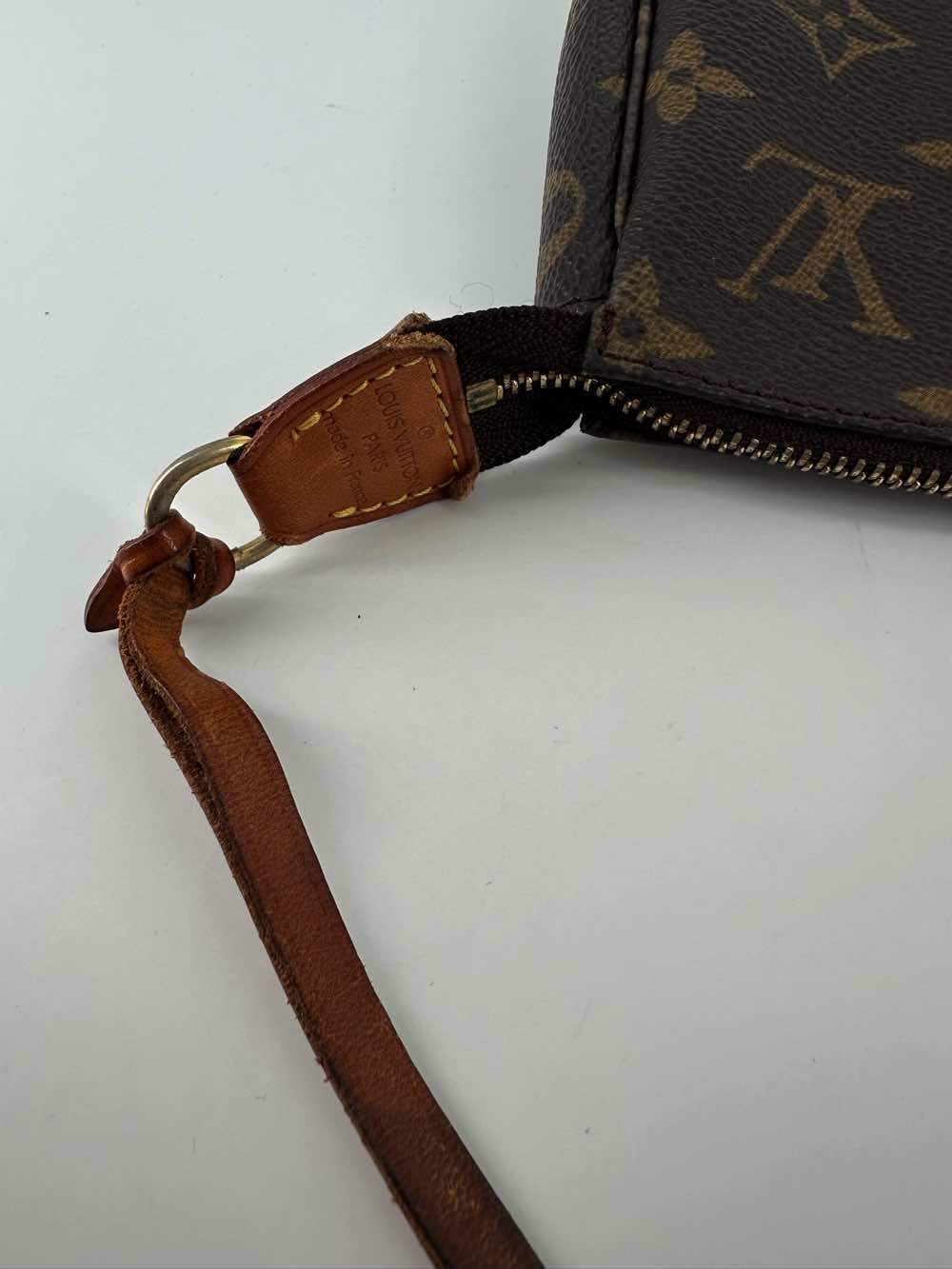 Louis Vuitton Pochette Accessoire - Detail 2