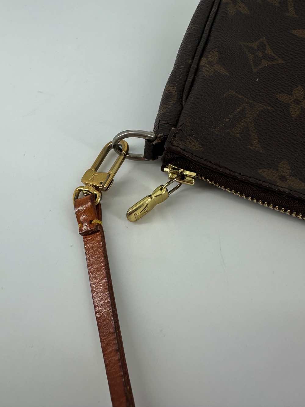 Louis Vuitton Pochette Accessoire - Side view