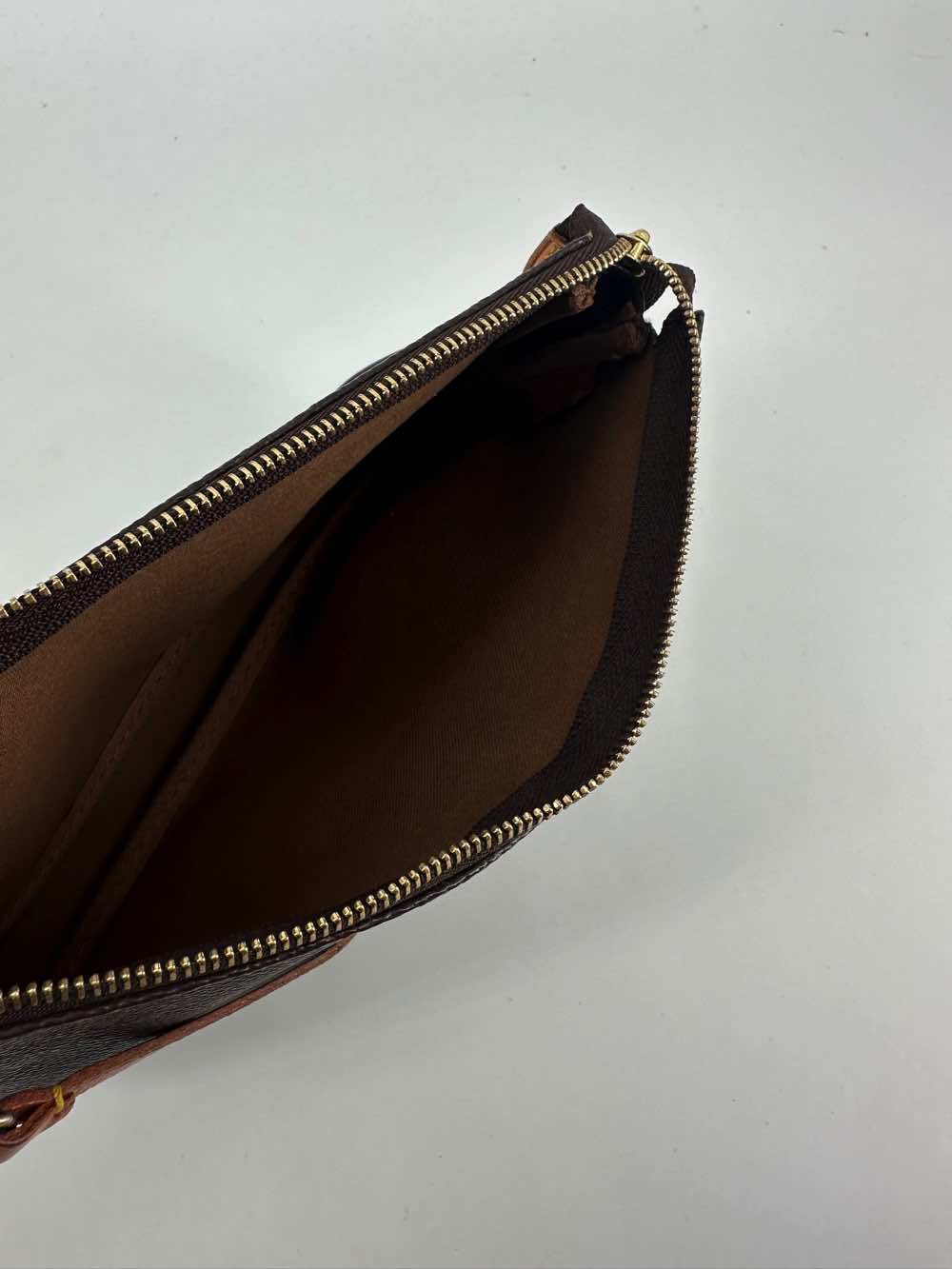 Louis Vuitton Pochette Accessoire - Detail 1