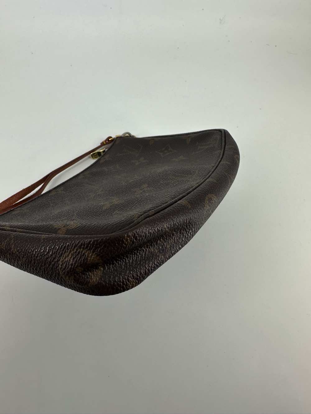 Louis Vuitton Pochette Accessoire - Detail 2